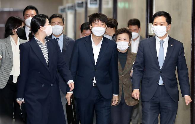 이준석 국민의힘 대표와 김기현 원내대표 등 지도부가 지난 18일 오전 국회에서 열린 최고위원회의에 참석하고 있다./연합뉴스