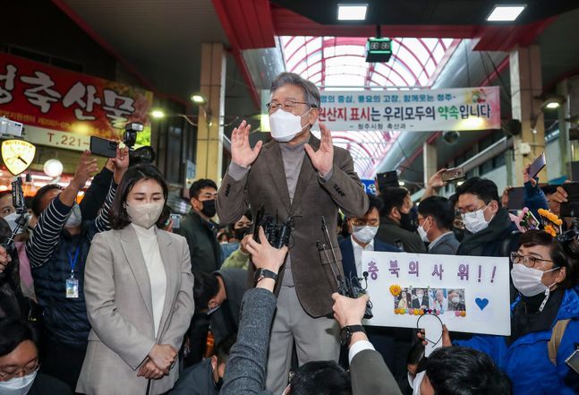 이재명 더불어민주당 대선 후보와 부인 김혜경 씨가 21일 오후 충북 청주시 육거리종합시장을 찾아 시민들에게 인사하고 있다. ⓒ뉴시스