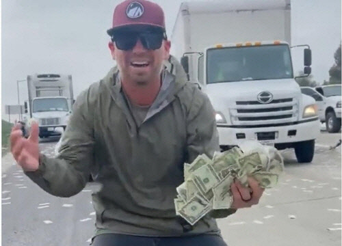 미국 캘리포니아주 고속도로에 뿌려진 연방정부 소유의 돈을 줍고 기뻐하는 남성. <트위터 동영상 캡처>