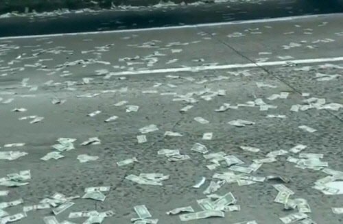 미국 캘리포니아주 고속도로에 뿌려진 지폐. <트위터 동영상 캡처>