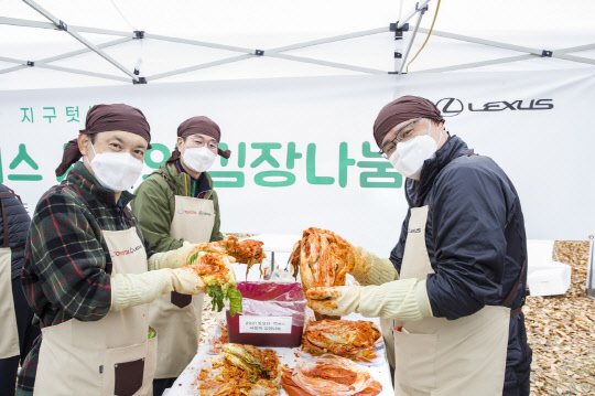 사진은 (왼쪽부터) 나카하라 토시유키 한국토요타자동차 상무, 김형준 이사, 타케무라 노부유키 사장. <한국토요타자동차 제공>