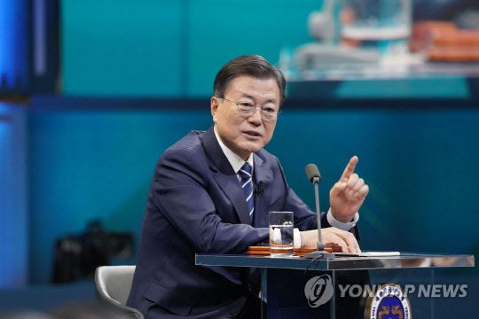 문재인 대통령이 21일 오후 서울 여의도 KBS 공개홀에서 열린 2021 국민과의 대화 '일상으로'에서 국민 패널들의 질문에 답하고 있다. 연합뉴스