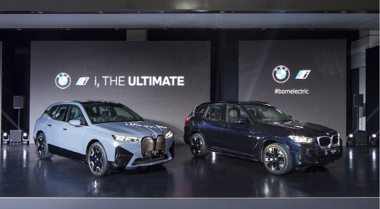 BMW코리아가 22일 인천 영종도 BMW드라이빙센터에서 공개한 더 iX(왼쪽)와 X3 기반의 순수전기 SAV 뉴 iX3. BMW코리아 제공