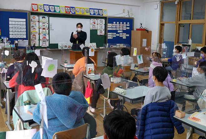 수도권을 포함한 전국 학교가 전면등교를 시작한 22일 서울 도봉구 창원초등학교에서 1교시 수업이 시작되고 있다. 연합뉴스