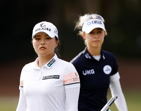 2021년 미국여자프로골프(LPGA) 투어 CME그룹 투어 챔피언십 우승을 차지한 고진영 프로가 최종라운드에서 넬리 코다와 동반 경기하는 모습이다. 사진제공=Getty Image_LPGA