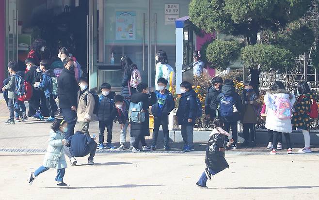 수도권을 포함한 전국 학교가 전면등교를 시작한 22일 낮 서울 마포구 한 초등학교 학생들이 수업을 마치고 학교를 나서고 있다. 신소영 기자