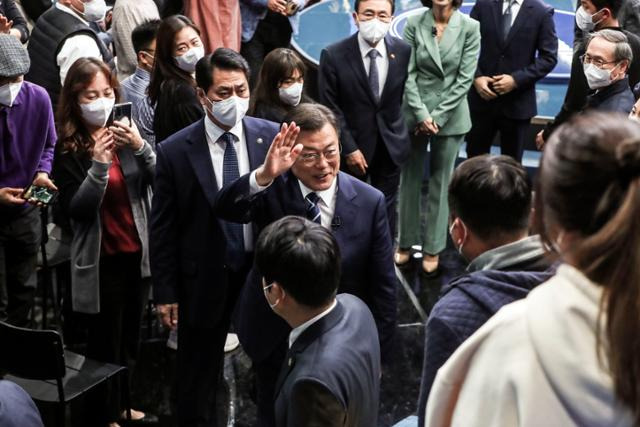 문재인 대통령이 21일 오후 서울 여의도 KBS에서 열린 ‘국민과의 대화 일상으로’를 마친 뒤 퇴장하며 국민 패널들에게 인사하고있다. 청와대사진기자단