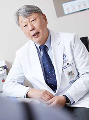 김호성 교수가 성분을 알 수 없는 영양제 복용을 주의해야 한다고 강조하고 있다.  /신지호 헬스조선 기자