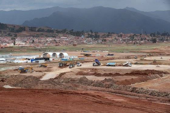 19일(현지시간) 페루 쿠스코주의 친체로 신공항 건설현장에서 수 많은 중장비들이 터닦기작업을 하고 있다. 현재 친체로 신공항의 터닦기는 절반 가까이 마무리 됐다. 김상선 기자