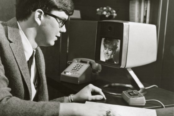 영상통화의 역사는 의외로 오래됐다. 미국 통신사 AT&T가 50년 전 내놓은 영상통화 시스템 ‘픽처폰’. 통화하는 상대방 얼굴뿐 아니라 그래픽 등 다양한 데이터를 보여줄 수도 있다. [사진 AT&T 히스토리센터]