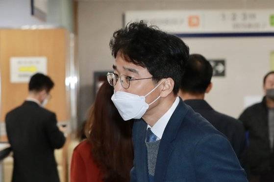 양승태 전 대법원장 시절 '사법농단'에 연루돼 재판에 넘겨진 방창현 전 전주지법 부장판사가 지난 3월 23일 오후 서울 서초구 서울중앙지법에서 열린 1심 선고공판에 출석하고 있다. [뉴스1]