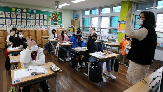 22일 대전 둔산초등학교 5학년 교실에서 학생들이 수업을 듣고 있다.뉴스1