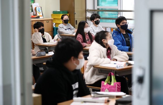 22일 오전 대전시 서구 둔산동 둔산초등학교에서 학생들이 수업을 듣고 있다. 연합뉴스