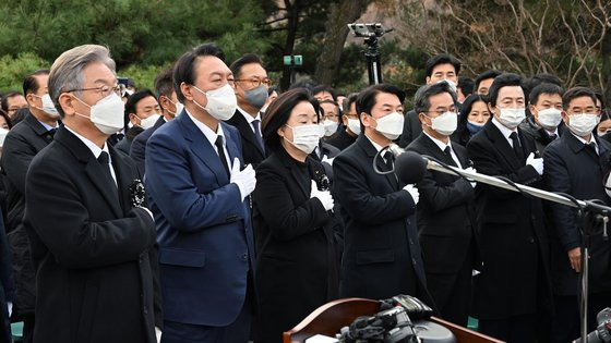 김영삼 전 대통령 서거 6주기 추모식이 22일 오후 국립서울현충원에서 열렸다. 더불어민주당 이재명(왼쪽부터), 국민의힘 윤석열, 정의당 심상정, 국민의당 안철수 대선 후보, 제3지대 대권주자 김동연 전 부총리, 국가혁명당 허경영 명예대표 등 각당 후보가 국민의례를 하고 있다.[국회사진기자단]