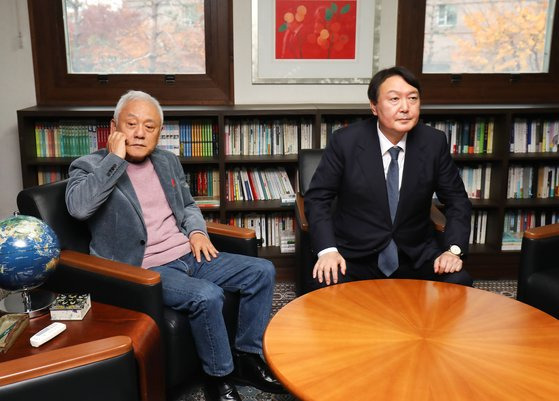 윤석열 국민의힘 대선 후보가 21일 오후 서울 용산구 김한길 전 민주당 대표 사무실에서 김 전 대표와 회동하고 있다. 윤 후보는 이날 회동 후 기자들과 만나