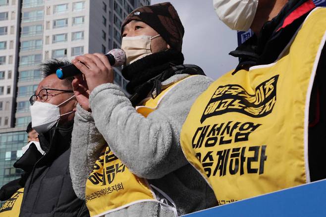 전국금속노동조합 관계자들이 22일 오전 서울 신도림 대성산업 본사 농성장 앞에서 기자회견을 열고 있다. 전국금속노조 제공