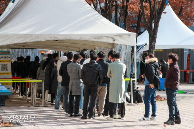 코로나19 신규 확진자 수가 2827명을 기록한 22일 서울 시청 앞 서울광장 선별진료소에서 시민들이 PCR검사를 기다리고 있다. 2827명은 일요일 발생, 월요일 집계로는 역대 최다 규모다. 이준헌 기자