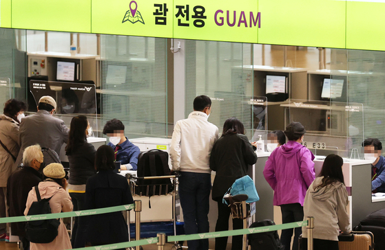 Passengers check in at Incheon International Airport last month. [YONHAP]