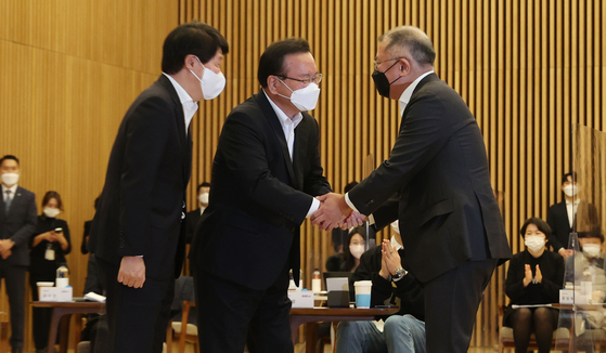 Hyundai Motor Group Chairman Euisun Chung, far right, shakes hands with Prime Minister Kim Boo-kyum on Monday at Hyundai Motorstudio in Goyang, Gyeonggi. [YONHAP]