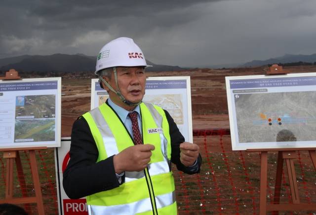 손창완 한국공항공사 사장이 지난 19일(현지시간) 페루 쿠스코주 ‘친체로 신공항’ 부지 앞에서 사업 경과와 의미 등을 설명하고 있다. 친체로 신공항은 한국 최초의 ‘공항건설 사업총괄관리(PMO)’ 방식 수주사업이다. 아래 사진은 여객터미널, 활주로 등이 들어설 자리에서 토공사를 하는 모습. 쿠스코(페루)=공항사진기자단