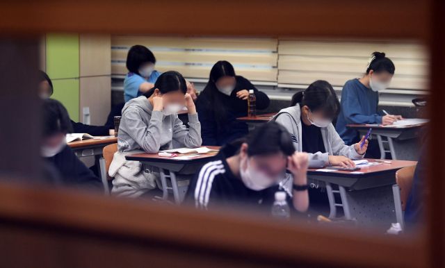 2022학년도 대학수학능력시험이 시행된 18일 서울 용산구 선린인터넷고에서 수험생들이 시험 시작 전 막바지 준비를 하고 있다. 연합뉴스
