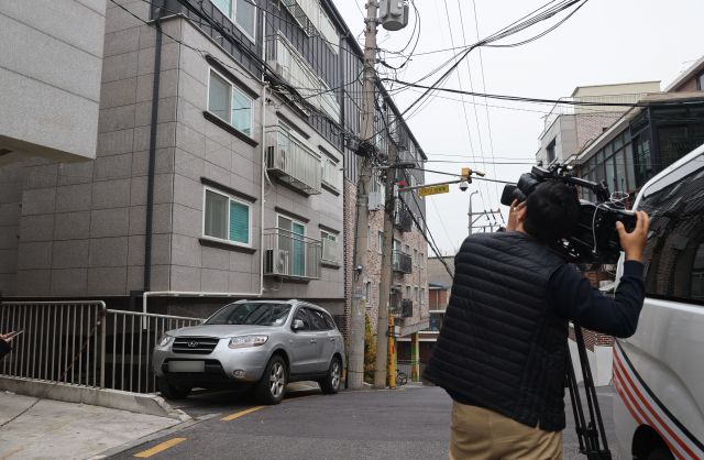서울경찰청은 지난 20일 서울 강동구의 한 빌라에서 의붓아들을 때려 숨지게 한 혐의로 이모(33)씨를 긴급체포했다. 사건이 발생한 강동구 빌라 모습. 연합