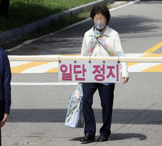 양병원 불법 개설과 요양급여 부정 수급 혐의로 1심에서 실형을 선고받고 구속됐던 윤석열 전 검찰총장의 장모 최모 씨가 지난 9월 9일 오후 보석으로 석방돼 서울구치소를 나서고 있다. / 사진=연합뉴스