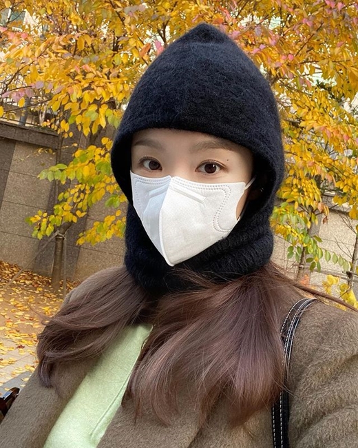 Kang Min-kyung (31), a member of the Female duo Davichi, showed off her fashion sense.Davichi Kang Min-kyung posted a picture on the 21st instagram saying, I am the latest fashion ride.It is a design that reminds me of a mask, and it is designed to warmly wrap from head to ear and neck and to reveal only the face slightly.Kang Min-kyung is wearing the latest fashion items and wearing sunglasses and making a cute face. Kang Min-kyungs lovely charm is conveyed in the photo.Netizens responded to I am a little like a thief in my house and I am pretty.