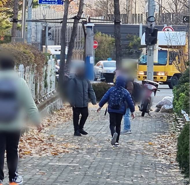 22일 오전 서울 도봉구 창원초등학교 인근에서 초등학생들이 오랜만에 만난 듯 반갑게 인사하고 있다. 김지헌 기자