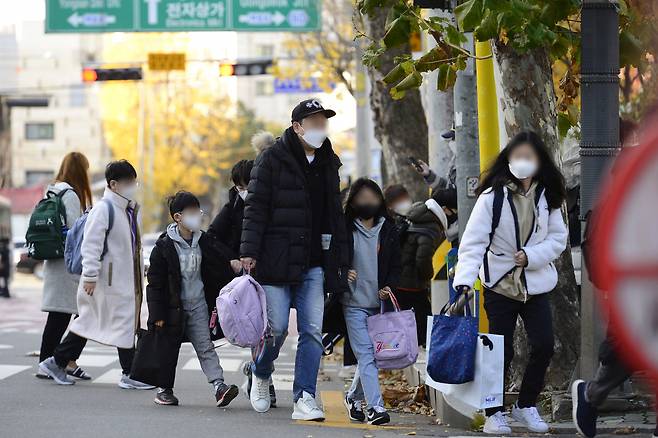 수도권을 포함한 전국 학교가 전면등교를 시작한 22일 서울 용산구 금양초등학교에서 학생들이 등교하고 있다. [사진공동취재단]