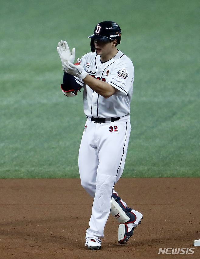 [서울=뉴시스] 홍효식 기자 = 18일 오후 서울 구로구 고척스카이돔에서 열린 2021 KBO 한국시리즈 두산 베어스와 KT 위즈의 4차전 경기, 4회말 1사 3루 두산 김재환이 1타점 2루타를 친 뒤 기뻐하고 있다. 2021.11.18. yesphoto@newsis.com