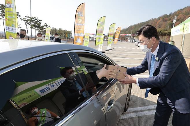 [보성=뉴시스] 드라이브스루 방식으로 보성키위 판매하는 김철우 보성군수. (사진 제공 = 보성군) *재판매 및 DB 금지