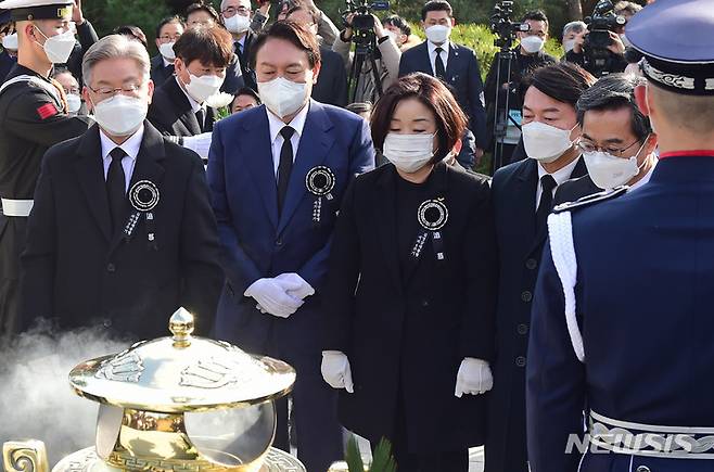 [서울=뉴시스] 국회사진기자단 =더불어민주당 이재명(왼쪽부터), 국민의힘 윤석열, 정의당 심상정, 국민의당 안철수, 새로운물결(가칭) 김동연 대선 후보가 22일 서울 동작구 국립서울현충원 내 김영삼 전 대통령 묘역에서 열린 6주기 추모식에서 분향을 한 뒤 고인을 추모하고 있다. 2021.11.22. photo@newsis.com