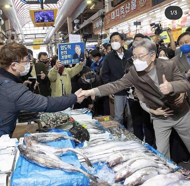 지난 21일 충북 청주 육거리종합시장 방문 유세에서 김씨가 이 후보의 허리를 감싸 안은 모습. 이재명 인스타그램