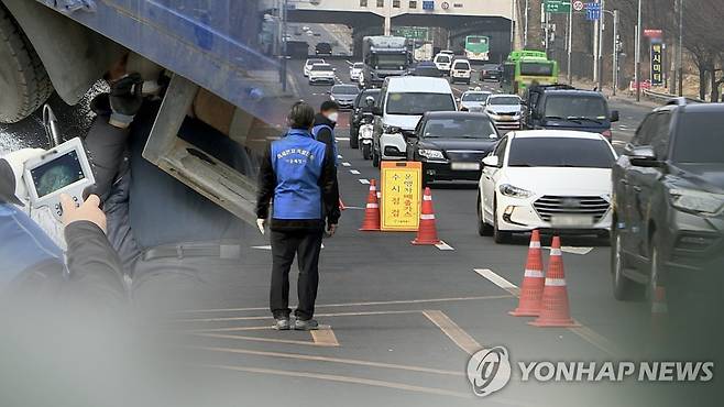 '뿌연 하늘'…미세먼지에 노후차 배출가스 단속 (CG) [연합뉴스TV 제공. 재판매 및 DB 금지]