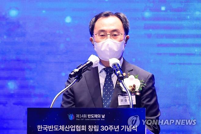 축사하는 문승욱 산업통상자원부 장관 (서울=연합뉴스) 한종찬 기자 = 문승욱 산업통상자원부 장관이 22일 서울 강남구 코엑스에서 열린 '제14회 반도체의 날 및 한국반도체산업협회 30주년 기념식'에서 축사를 하고 있다. 2021.11.22 saba@yna.co.kr