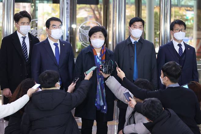 서영교 행안위원장(왼쪽 세번째)을 비롯한 더불어민주당 소속 행안위 위원들이 23일 오전 서울 서대문구 경찰청을 방문, 최근 인천 흉기난동 사건과 서울 중구 신변보호 여성 피살 사건에서의 경찰의 부실 대응과 관련해 김창룡 경찰청장과 면담에 앞서 취재진의 질문에 답하고 있다. (사진=연합뉴스)