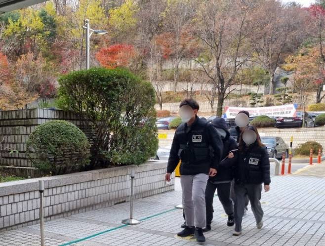 세 살 의붓아들을 때려 숨지게 한 혐의를 받는 30대 여성이 23일 오후 1시 43분 서울중앙지법 구속 전 피의자심문(영장실질심사)에 출석하고 있다. (사진=뉴시스)