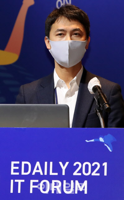 [이데일리 방인권 기자] 장세영 딥브레인AI 대표가 23일 오후 서울 여의도 전경련 컨벤션센터에서 열린 ‘2021 이데일리 IT 컨버전스 포럼’에서 ‘인공인간 AI’란 주제로 발표를 하고 있다.