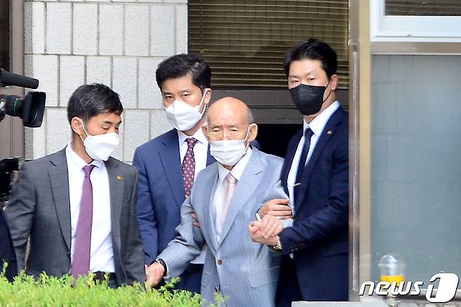 '5·18 헬기사격'을 증언한 고(故) 조비오 신부에 대한 사자명예훼손 혐의를 받고 있는 전두환씨(90)가 9일 광주지방법원에 출석한 뒤 법원을 퇴장하고 있다. 2021.8.9/뉴스1 © News1 정다움 기자