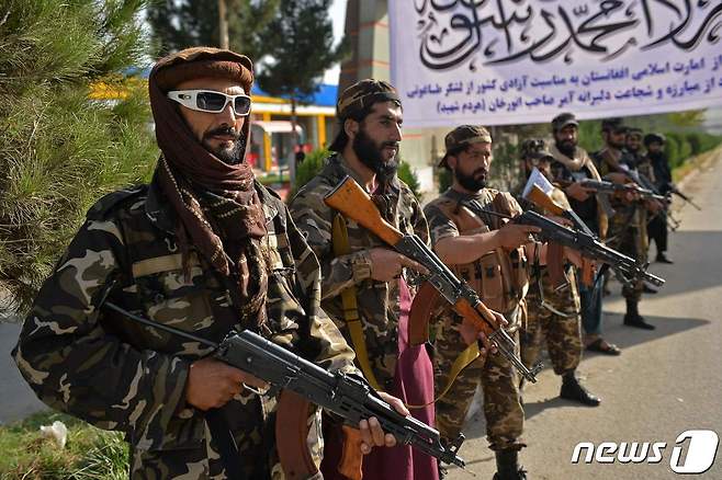 3일(현지시간) 아프가니스탄을 장악한 뒤 탈레반이 카불에서 개최하는 첫 대규모 지지자 야외 집회 주변서 병사들이 경비를 하고 있다. © AFP=뉴스1 © News1 우동명 기자
