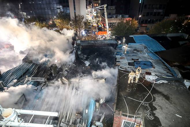 23일 오후 서울 중구 을지로3가 양미옥에서 화재가 발생해 소방대원들이 진화작업을 하고 있다. /뉴시스