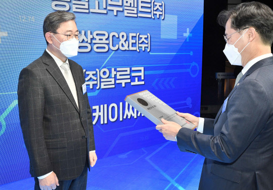이창렬(왼쪽) KCC 품질부문장이 지난 22일 서울 중구 웨스틴 조선 서울 호텔에서 열린 '국가표준 60주년 기념식'에서 KS명가증서를 수여받고 있다. <KCC 제공>