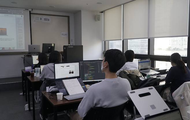 지난 5일 찾은 서울 강남구 데이원컴퍼니 네카라쿠배 프론트엔드 과정. 3기 수강생들이 HTML/CSS 수업을 듣고 있다. 김정민 기자