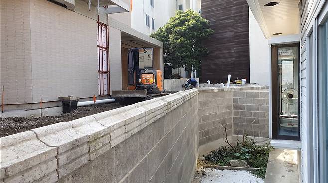 피해 호소 가정 쪽에서 바라본 ‘드라이브 스루’ 차량 진입로. 공사 대지에 1m 이상 성토 작업을 해, 도로가 눈높이까지 올라온 모습이다.