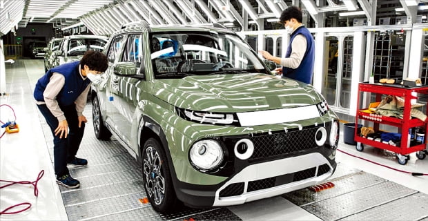광주글로벌모터스 직원들이 생산라인에서 캐스퍼 품질을 검사하고 있다.  한국자동차기자협회 제공