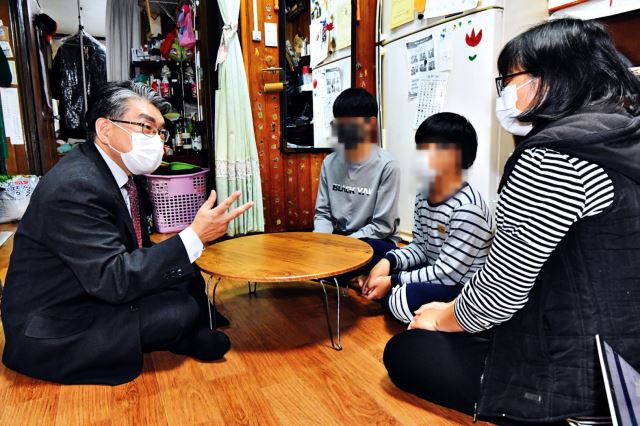 김정현(왼쪽) 동성교회 목사가 지난 19일 경기도 파주에 사는 영수(오른쪽 두 번째)와 가족을 만나 대화하고 있다. 파주=신석현 인턴기자