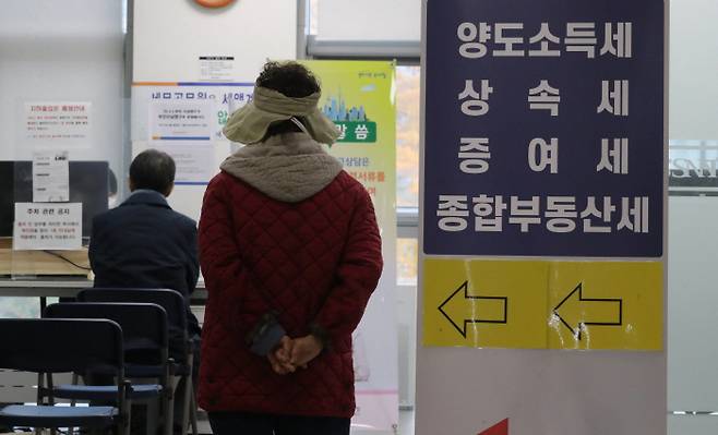 서울 강남구 강남세무서 민원상담실에서 한 민원인이 세금 관련 상담을 받고 있다. [매경DB]