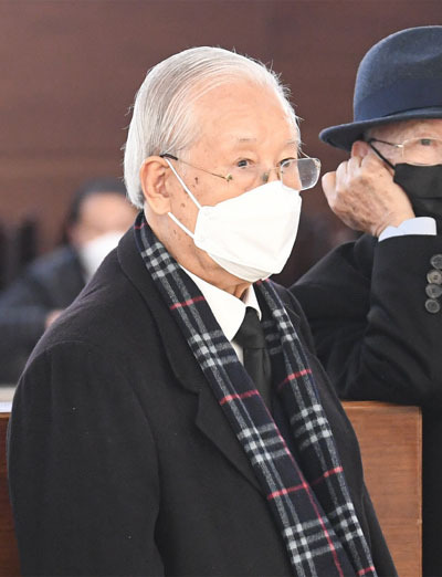 5공화국 `2인자`로 불렸던 장세동 전 국가안전기획부장이 23일 서울 세브란스병원에 마련된 전두환 전 대통령 빈소로 들어서고 있다. [김호영 기자]