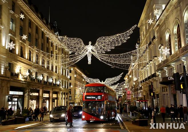 [런던=신화/뉴시스]영국 런던 리젠트스트리트의 크리스마스 장식. 2021.11.22.